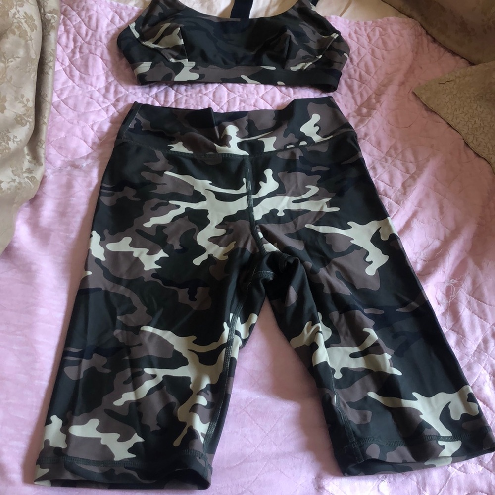 Upside camo biker short